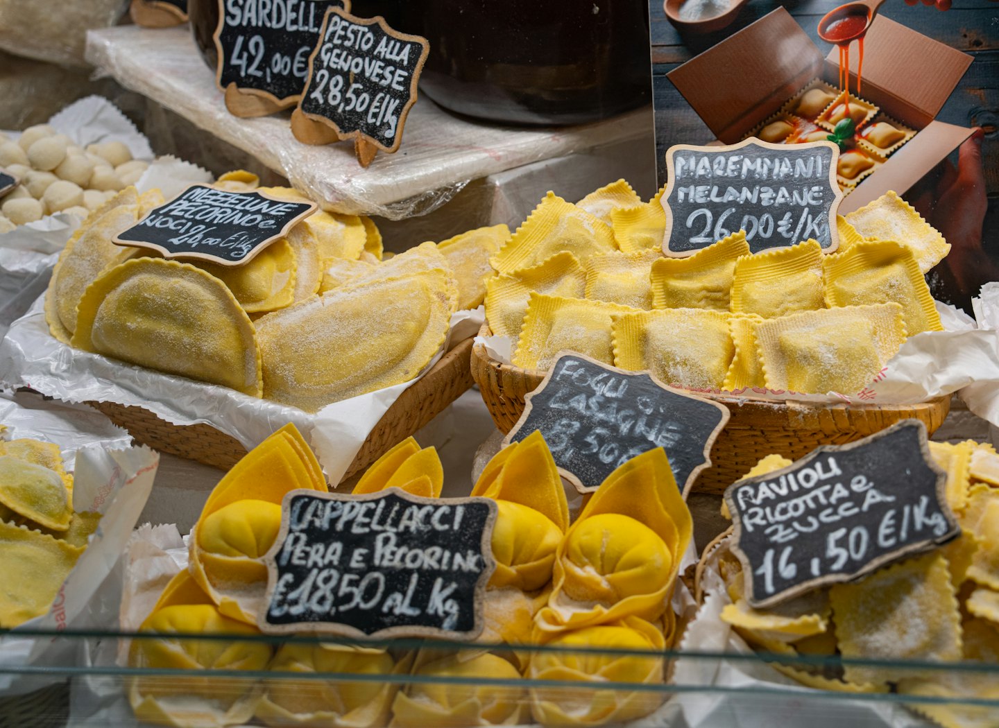 Pâtes italiennes faites à la main disposées sur des plateaux dans un étal de marché.